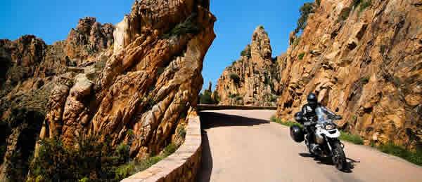 Strade: La strada D81 in Corsica tra le rocce dei Calanchi di Piana