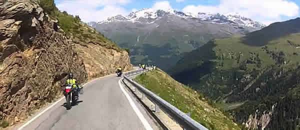 Tour in moto: Su e giù dai passi delle Alpi fra alta Lombardia e Svizzera