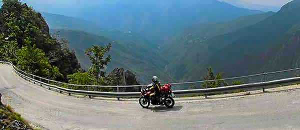Itinerari moto: Alpi Apuane in un itinerario tra curve e panorami mozzafiato