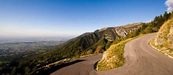 Itinerari: Curve e panorami del Montegrappa in Veneto