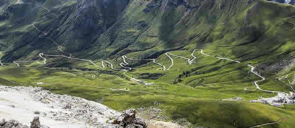 Strade: Nelle Dolomiti tra curve e tornanti del Passo Pordoi