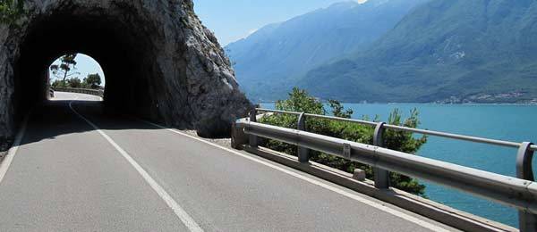 Tour in moto: Percorso sulle strade della riva ovest del lago di Garda