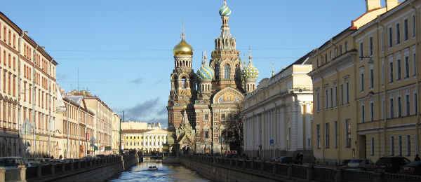 In moto attraverso l'Europa fino a San Pietroburgo in Russia