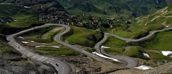 Tour in moto: Su e giù dai passi delle Alpi tra Italia e Francia