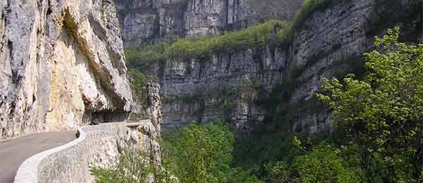 Mototour tra gli spettacolari canyons del Vercors in Francia