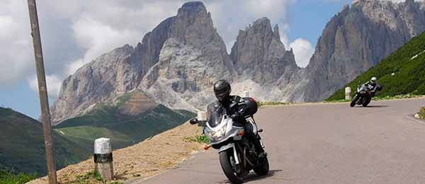 Tour in moto: Traversata delle Dolomiti tra curve e panorami mozzafiato