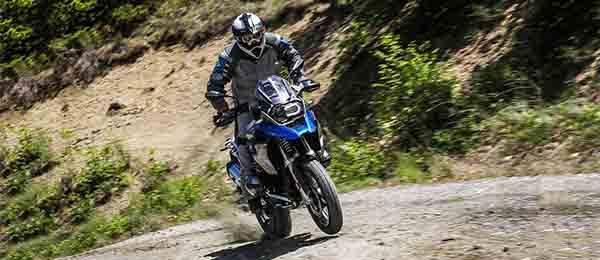 Tour in moto: 20.000 pieghe tra le sterrate delle Hautes Alpes in Francia