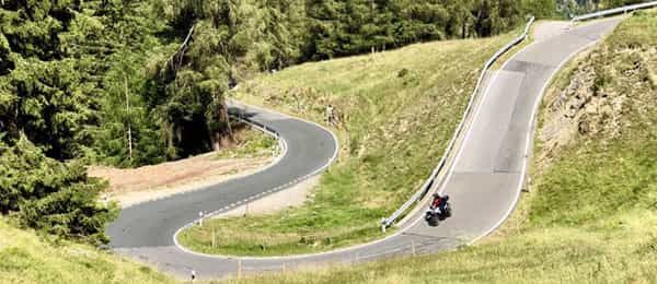 Tour in moto: Curve e tornanti in moto tra le Alpi d'Italia e Svizzera